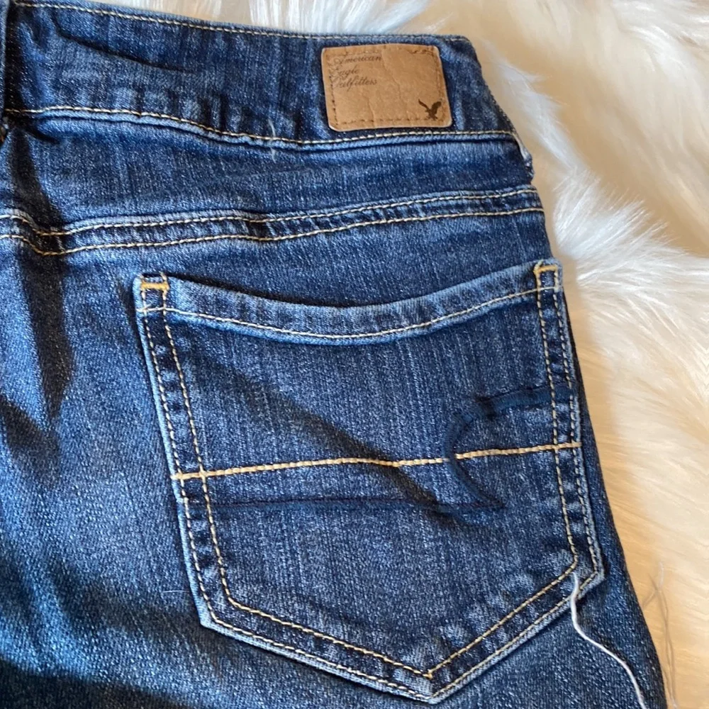 American Eagle Stretch Raw Edge Jean Short - Size 6 - Picture 3 of 7